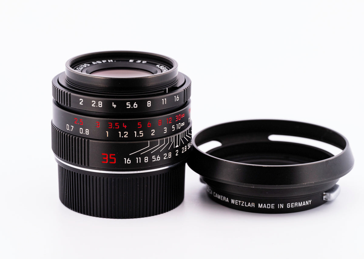 Leica Summicron-M 35mm f/2 ASPH. Lens (Black-Chrome Edition) #11689 (Pre-Owned)